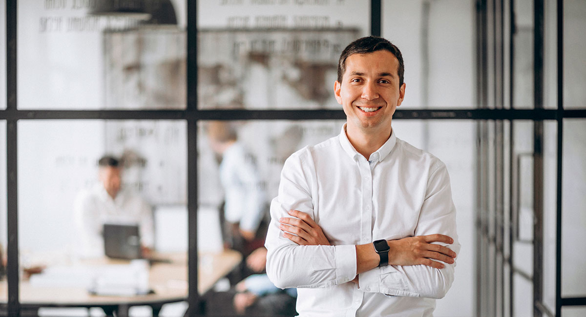 Profesional en oficina representando servicios de email marketing para empresas